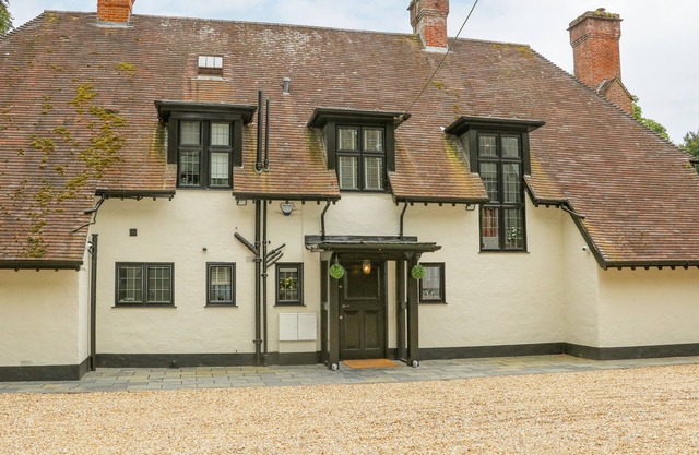 LITTLE PICKET, pet friendly, luxury holiday cottage in Ringwood