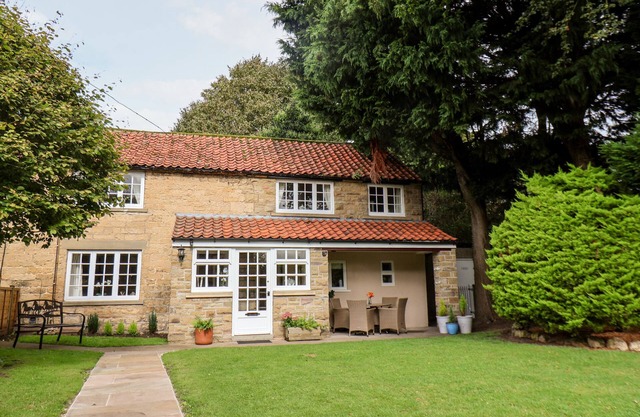 LITTLE PINES, pet friendly, country holiday cottage in Snainton