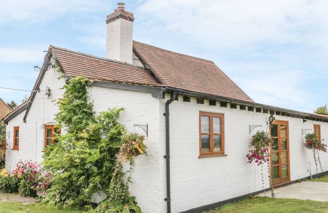 LITTLE POUND HOUSE, character holiday cottage in Mamble