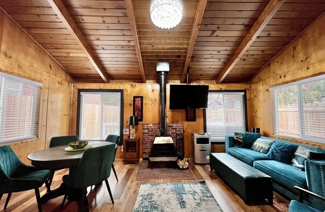 Little Red Box - Charming Mountain Getaway with Hot Tub, 5 Min to Big Bear Lake