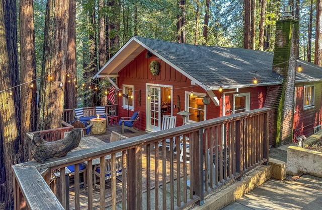 Little Red House- Enchanting Treehouse in Redwoods!HotTub/Near Golf/Dog/WiFi