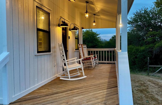 Little White Barn - Private 20 Acre Escape w/ Pond