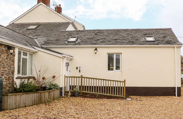 LITTLEHAM COURT COTTAGE, pet friendly, with hot tub in Bideford