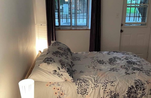 Live downtown in cute 2 bedroom condo