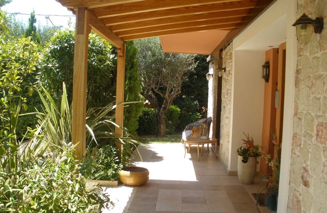 Live large (360 m2)in the posh Athenian suburbs