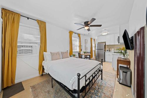 Live like a local - Studio with huge backyard