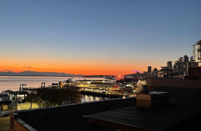 Live & Work! Best Views in Prime DT Fast Wi-fi