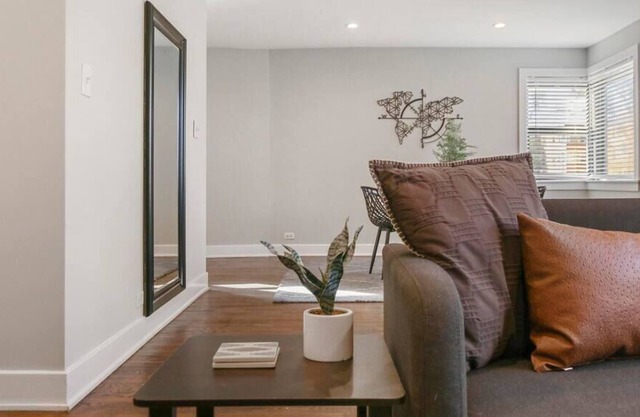 Lively 2BR Apartment Near the Beach and Park