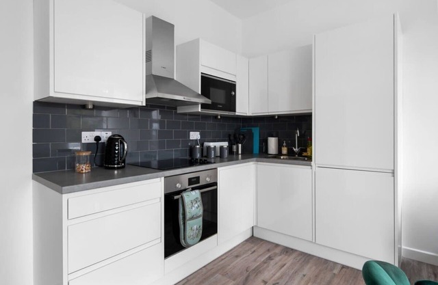 Livestay Modern Two Bed Apartment in Aylesbury17
