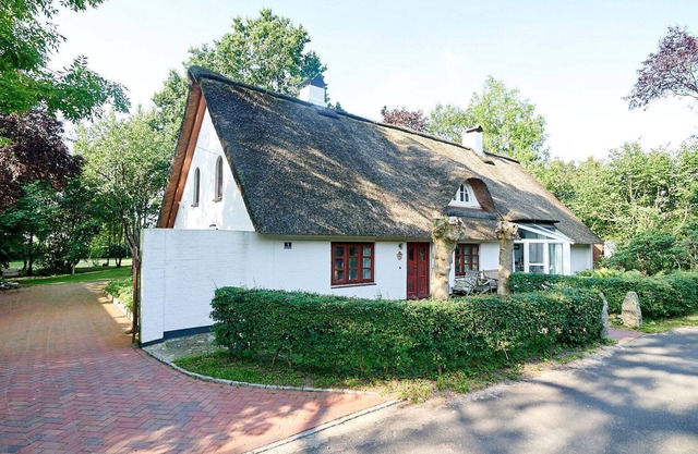 Living under thatch on 280 square meters in a park-like garden