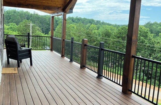 Living Waters Estates, Elegant 3 BR Home with kids area, hot tub, sleeps 12