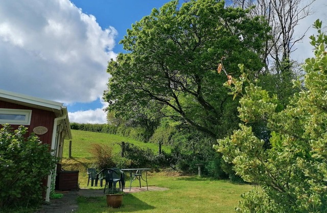 Llansteffan Cabin, Cosy, Two bedrooms, private garden, 5 minutes from the beach
