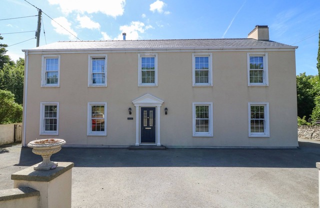 LLECHOG, family friendly, with open fire in Cemaes Bay