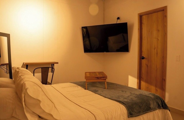 Lleras Luxury Stay w/Private Jacuzzi