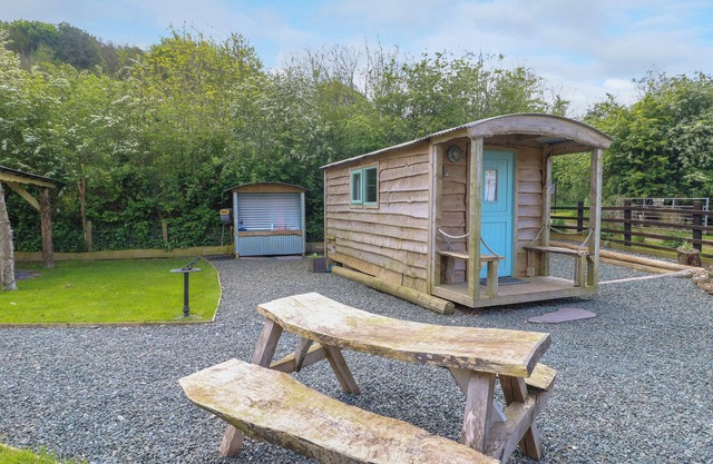 LLETY LLANFAIR, romantic, character holiday cottage in Y Felinheli