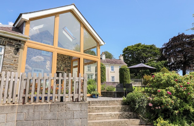 LLETY'R WENNOL, pet friendly, character holiday cottage in Ffarmers