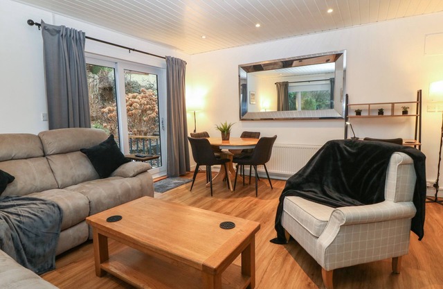 LLETY'R WYDDFA, pet friendly, character holiday cottage in Llanberis