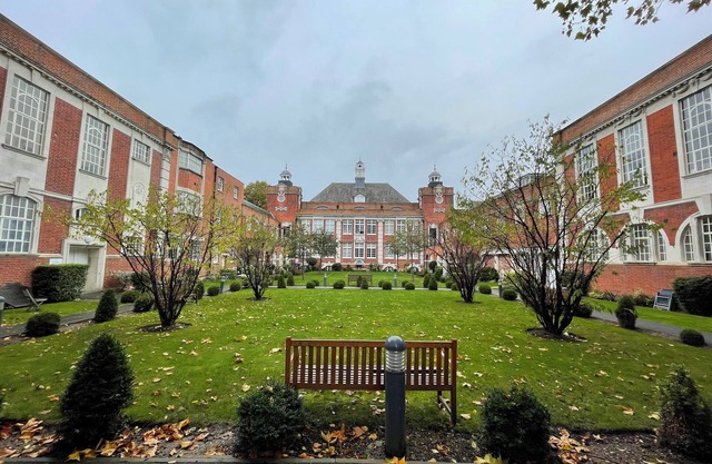 LNDN-EDI133 · Chic Victorian Flat in Private Estate - Mile End!