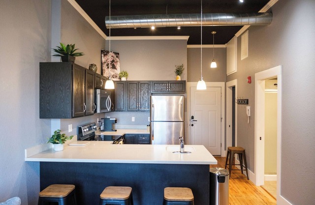 Local Discounts!- Trendy Loft in Historic Downtown Newark