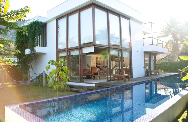 Located 80m from the sea. Pool w 20m streak. High ceiling, Sky TV - Wi-Fi