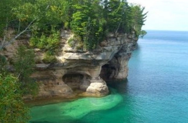 Located in Munising! Affordable 3 bedroom! Convenient for ice climbing & Skiing!