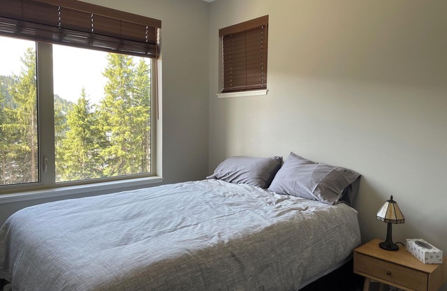 Located in SunPeaks close to skiing and golf