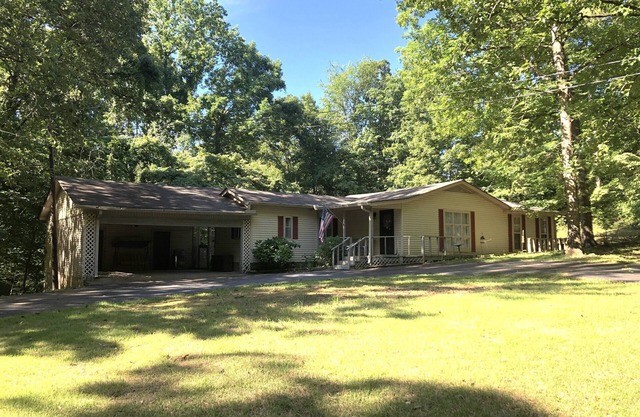 Located near area restaurants, shopping, boat ramps and boat rentals