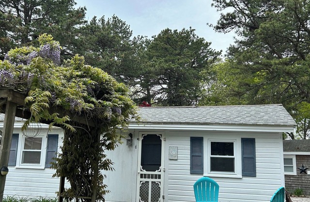 LOCATION! Cabin Sleeps3, POOL, 1 mile to OCEAN, Kitchen/Grill, Pet ok, Parking