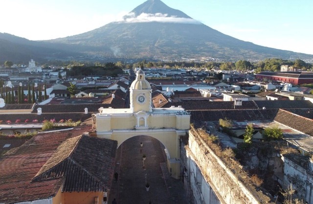 LOCATION, LOCATION, LOCATION! 18th Century Colonial house in Antigua Guatemala