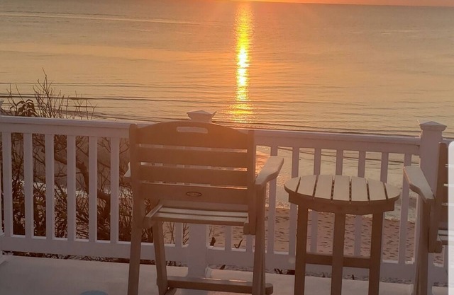 LOCATION, LOCATION - BEACHFRONT n3 night min discounts for weekly stay.