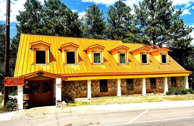 LOCATION, LOCATION, LOCATION! 5BDR,4.5 BTH just steps away from Mid-town Ruidoso