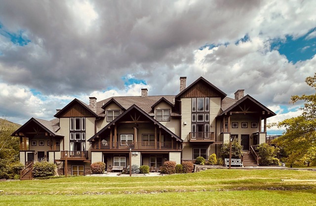 LOCATION! LOCATION!LOCATION! Luxurious Ski In/Out Jet-Set Condo nNEWLY RENOVATED