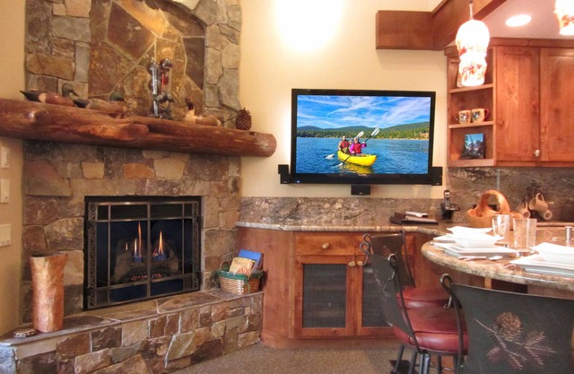 LOCATION! LOCATION! Ski In-Out, Ski Trails Condo Very Near N'star Vill, Wi-Fi