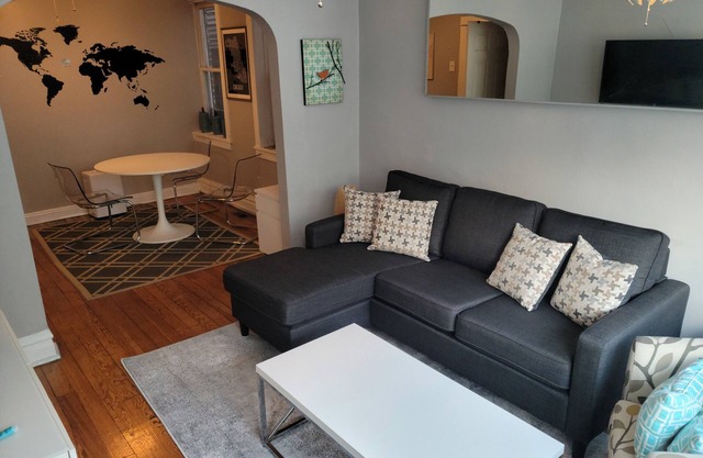 LOCATION! Mins to downtown! Fulton mkt/Noble Square, FREE PARKING & LAUNDRY