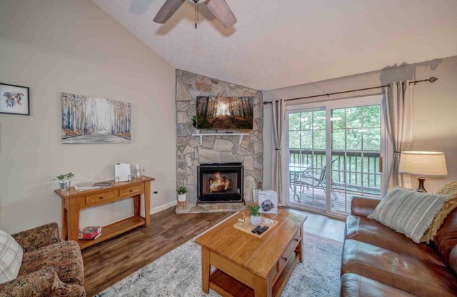 🍺LOCATION! Only 1 mile to downtown Helen. 2 Bedroom, 2 Bath. Gated Community.