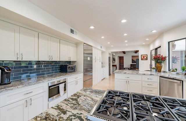 LOCATION! Resort Oasis! Close to hiking, golf, shopping, restaurants!