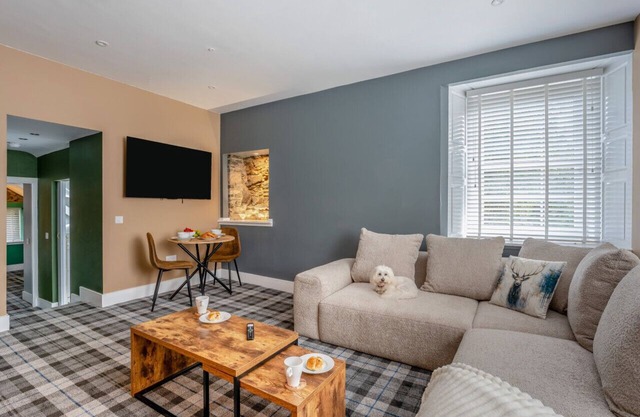 Loch View - Tarbet - One Bedroom Apartment, Sleeps 2