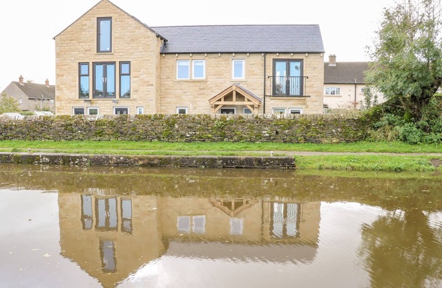LOCK VIEW - NORDIC SPA, pet friendly, with hot tub in Gargrave