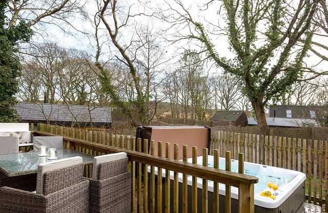 LODGE 10, family friendly, character holiday cottage in Corfe Castle