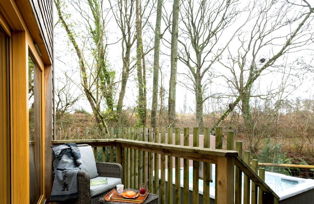 LODGE 13, pet friendly, with hot tub in Corfe Castle