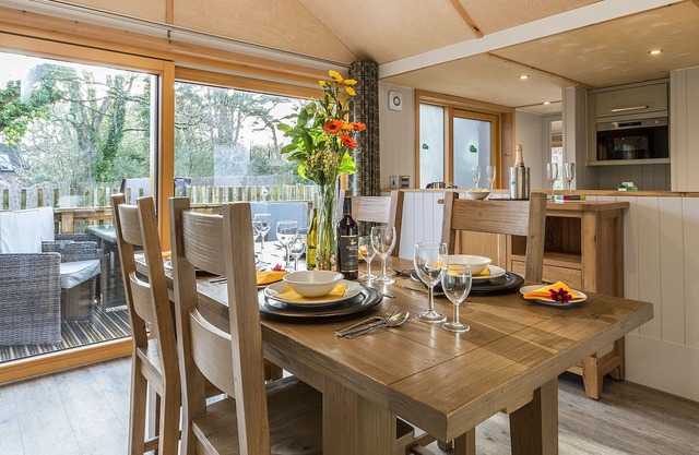 LODGE 3, family friendly, with hot tub in Corfe Castle