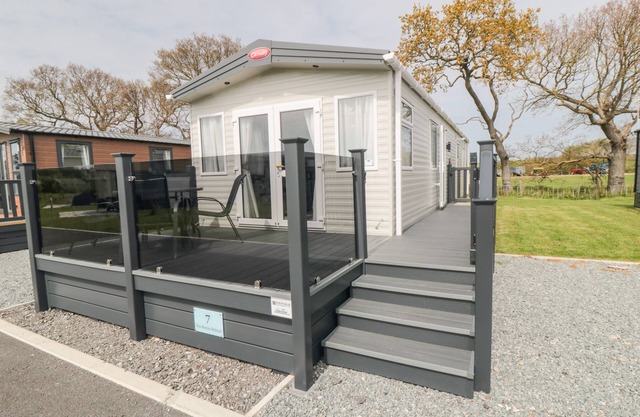 LODGE 7 - SEABREEZE RETREAT, pet friendly in Bridlington