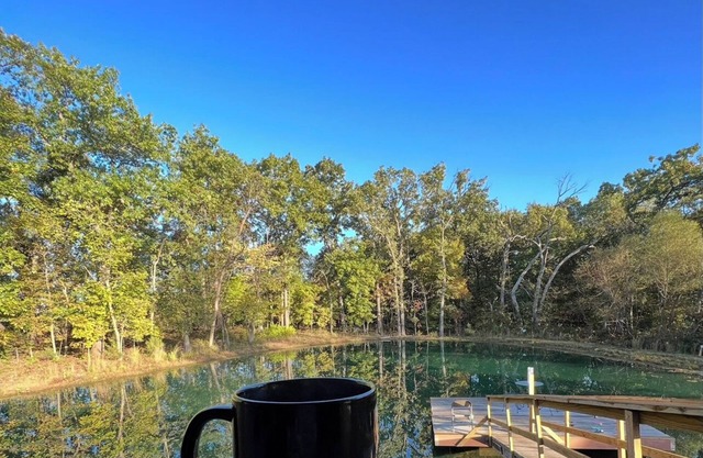 Lodge in the Missouri Hills ~ stocked pond ~ secluded retreat! SLEEPS 10!