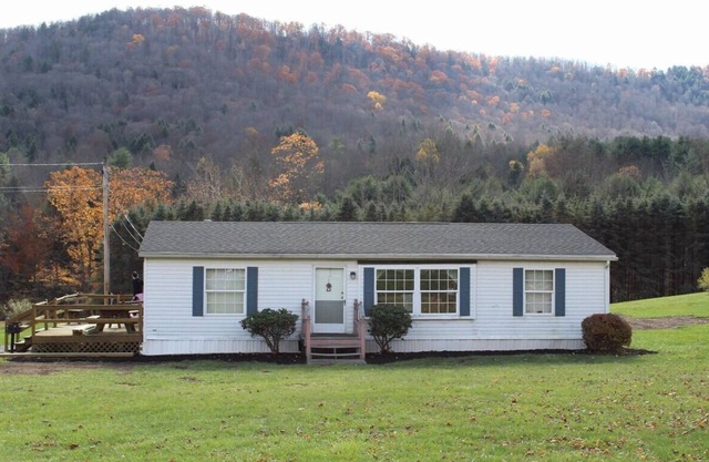 Lodge in the Pines near Wellsboro, Pa. Along Pine Creek. Hot Tubn