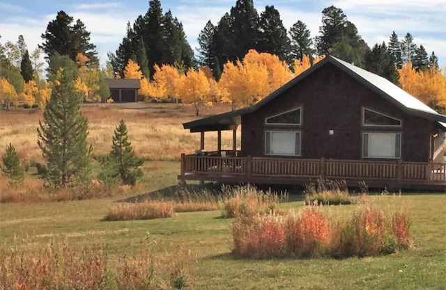 Lodge just 7 miles to Yellowstone National Park. SAUNA!- Fox Den Lodge (bathroom in every bedroom)