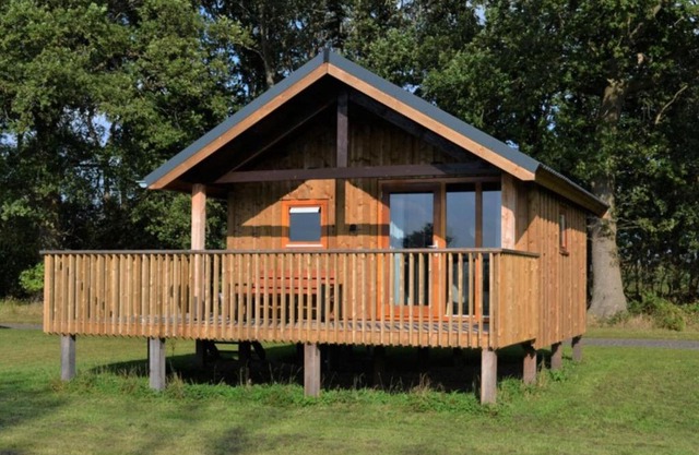 Lodge with covered veranda in the fields of Ruinerwold