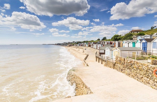 Lodge with decking & WIFI at Naze Marine Park, sleeps 6 ref 17006WC