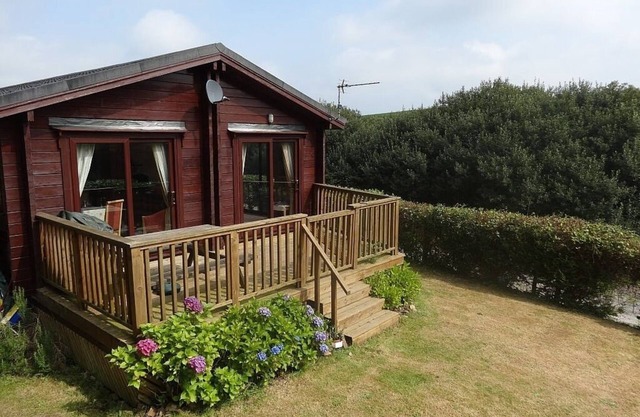 Lodge With Sun Deck & Enclosed Garden. Access to nearby private fishing lakes