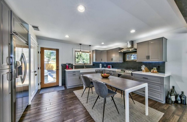 LodgeChic - Pet friendly, hot tub, ground floor living