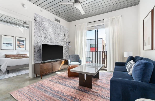 Lodgeur | Buzzing & chic 1BR loft | Midtown